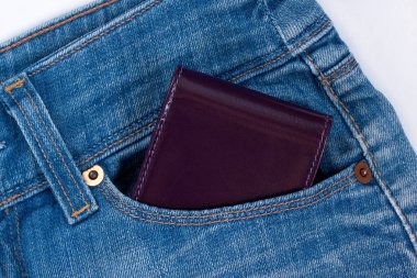 Cüzdanı kot pantolonun yan cebinde duruyor..