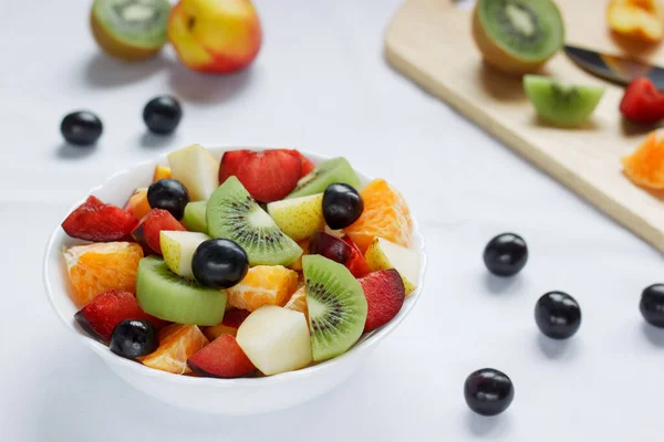 Salada fresca com vários frutos. Estilo de vida saudável . — Fotografia de Stock
