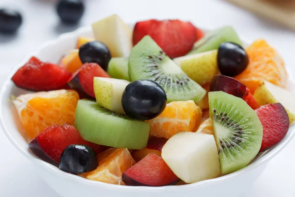 La ensalada fresca del kiwi, las naranjas, las ciruelas y otras frutas se acercan. Estilo de vida saludable . —  Fotos de Stock