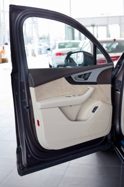 Rusya, İzhevsk - 11 Eylül 2019 Audi Showroom. Yeni Q7 Quattro 'nun araba kapısı detayları. Ünlü dünya markası.