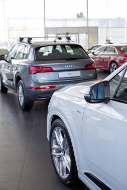 Rusya, İzhevsk - 11 Eylül 2019 Audi Showroom. Ünlü bir markanın yeni modern arabaları.