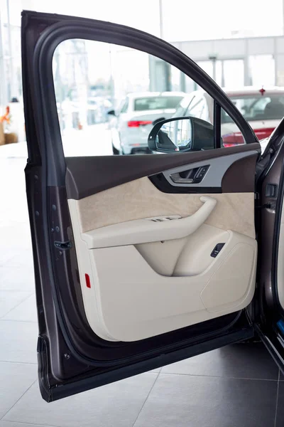 俄罗斯，伊热夫斯克- 2019年9月11日：奥迪展示厅。 新Q7 Quattro汽车车门的详情。 世界知名品牌. — 图库照片