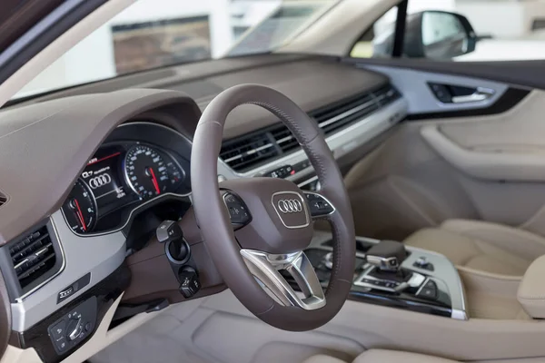 Rusia, Izhevsk - 11 de septiembre de 2019: Sala de exposición Audi. Interior del nuevo Q7 Quattro con transmisión automática . —  Fotos de Stock