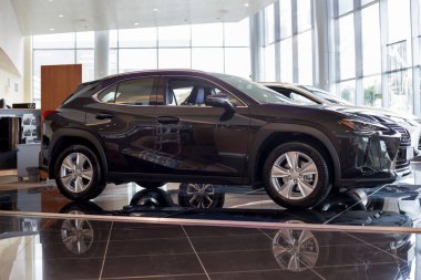Rusya, Izhevsk - 21 Temmuz 2019: Lexus showroom'da yeni modern otomobil Ux 200. Ünlü dünya markası. Prestijli araçlar.