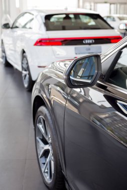Rusya, Izhevsk - 11 Eylül 2019: Audi showroom'da yeni modern arabalar. Ünlü dünya markası.