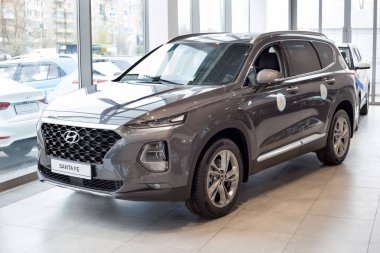 Rusya, İzhevsk - 10 Ekim 2019: Hyundai galerisinde yeni modern Santa Fe. Ünlü dünya markası.