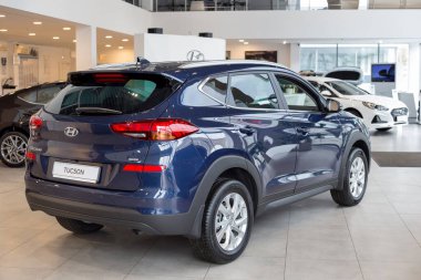 Rusya, İzhevsk - 10 Ekim 2019: Hyundai galerisinde yeni modern Tucson. Ünlü dünya markası.