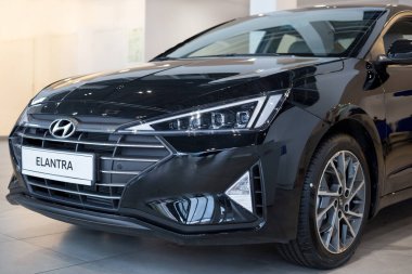 Rusya, İzhevsk - 10 Ekim 2019: Hyundai galerisinde yeni modern araba Elantra. Ünlü dünya markası.