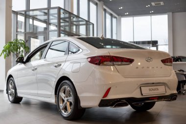 Rusya, İzhevsk - 10 Ekim 2019: Hyundai sergi salonunda yeni modern sonat. Ünlü dünya markası.