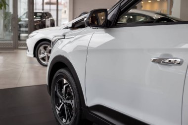 Rusya, İzhevsk - 10 Ekim 2019: Hyundai galerisinde yeni modern araba Creta Rock versiyonu.