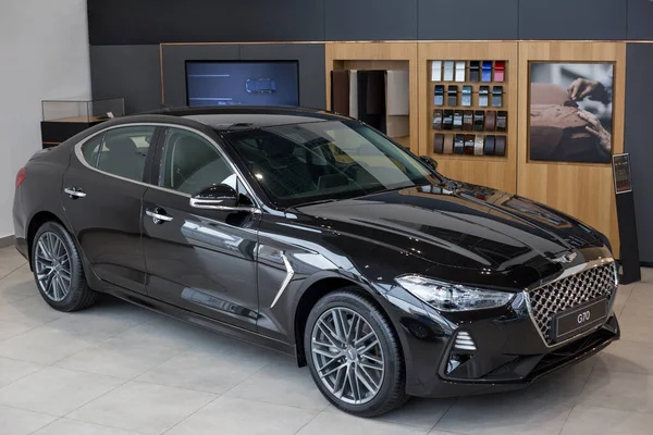 Rusya, İzhevsk - 10 Ekim 2019: Hyundai sergi salonunda yeni modern Genesis G70.