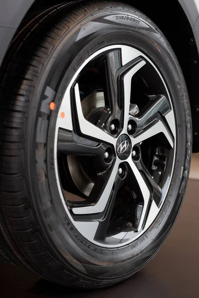 Russia, Izhevsk - October 10, 2019: Hyundai showroom. The wheel with alloy wheel of new modern car. Creta Rock Edition. — Stock Photo, Image