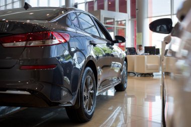 Rusya, Izhevsk - 4 Temmuz 2019: Showroom Kia. Modern araba business class Optima. Yan ve arka görünüm.