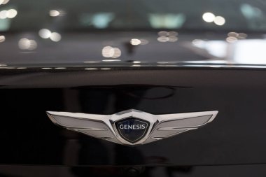 Rusya, İzhevsk - 10 Ekim 2019: Yaradılış arabasının logosu Hyundai galerisinde sergileniyor.