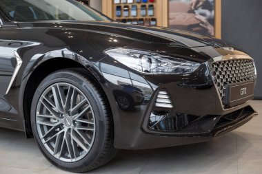 Rusya, İzhevsk - 10 Ekim 2019: Hyundai galerisinde yeni modern otomobil Genesis G70. Kesilen resim.