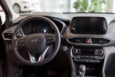 Rusya, İzhevsk - 10 Ekim 2019 Hyundai Showroom. Yeni modern Santa Fe arabasının içi. Ünlü dünya markası.
