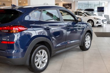Rusya, İzhevsk - 10 Ekim 2019: Hyundai galerisinde yeni modern Tucson. Ünlü dünya markası. Yan görünüm.
