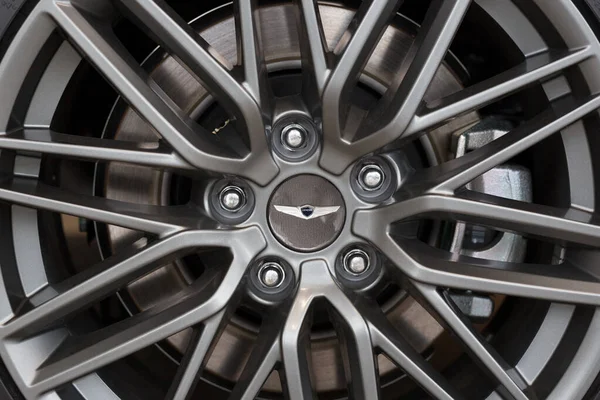 Rusya, İzhevsk - 10 Ekim 2019 Hyundai Showroom. Yeni bir Genesis G70 'in alaşımlı tekerleği. Kesilen resim.