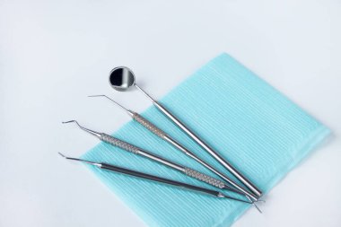 Diş tedavisi için bir grup diş aleti. Beyaz arkaplanda izole.