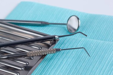 Bir grup alet ve aksesuar. Tıbbi tepsi. Beyaz arkaplanda izole.