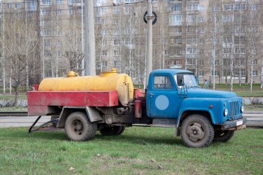 Eski bir kamyonla lağım kuyusunu temizliyorum. Temiz şehir.