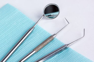 Dişçi için bir grup alet ve aksesuar. Beyaz arkaplanda izole.