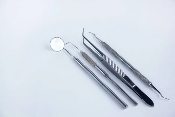 Groep Van Tandheelkundige Hulpmiddelen Voor Behandeling Van Tanden Geïsoleerd Witte — Stockfoto