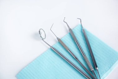 Diş tedavisi için bir grup diş aleti. Beyaz arkaplanda izole.