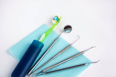 Diş tedavisi ve önleme için bir grup alet ve aksesuar. Sağlıklı yaşam tarzı kavramı.