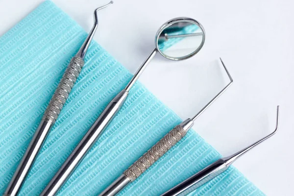 Groep Van Tandheelkundige Hulpmiddelen Voor Behandeling Van Tanden Geïsoleerd Witte — Stockfoto