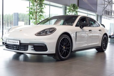 Rusya, İzhevsk - 4 Ağustos 2020: Porsche galerisinde yeni modern araba ticareti sınıfı Panamera 4. Ön ve yan görüş. Ünlü dünya markası.