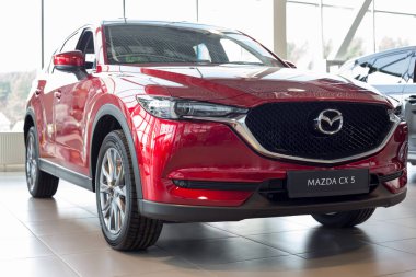 Rusya, İzhevsk - 06 Ağustos 2020 Mazda Galerisi. Yeni modern çapraz CX-5. Ön ve yan görüş. Ünlü dünya markası.