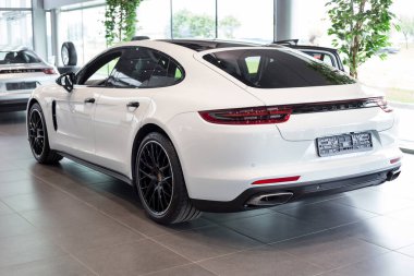 Rusya, İzhevsk - 4 Ağustos 2020: Porsche galerisinde yeni modern araba ticareti sınıfı Panamera 4. Arka ve yan görüş. Ünlü dünya markası.