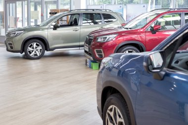 Rusya, İzhevsk - 13 Ağustos 2020: Subaru galerisinde yeni arabalar. Ünlü dünya markası. Prestijli araçlar.