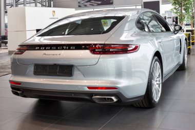 Rusya, İzhevsk - 4 Ağustos 2020: Porsche galerisinde yeni modern araba ticareti sınıfı Panamera 4. Arka ve yan görüş. Ünlü dünya markası.