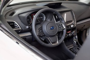 Rusya, İzhevsk - 13 Ağustos 2020 Subaru showroom. Yeni modern araba Subaru Forester 'ın iç mimarisi. Ünlü dünya markası. Prestijli araçlar.