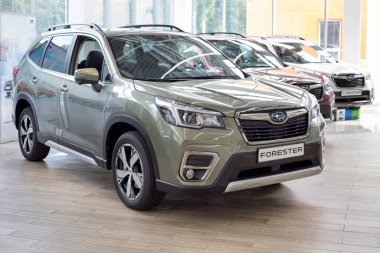 Rusya, İzhevsk - 13 Ağustos 2020: Subaru galerisinde yeni modern arabalar. Ünlü dünya markası. Prestijli araçlar.