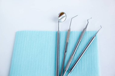Diş tedavisi için bir grup diş aleti. Beyaz arkaplanda izole.