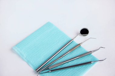 Dişçi için bir grup alet ve aksesuar. Beyaz arkaplanda izole.