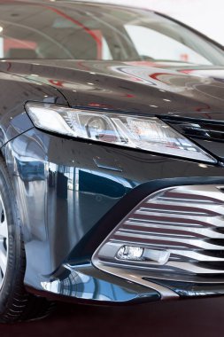 Rusya, İzhevsk - 21 Nisan 2018: Showroom Toyota. Yeni Toyota Camry. Ön manzara. Ünlü dünya markası.