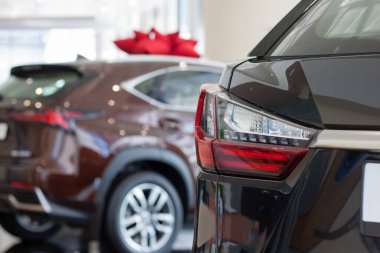 Rusya, İzhevsk - 21 Nisan 2018: Showroom Lexus. Satıcı galerisinde yeni arabalar. Bokeh efektli bulanık arka plan temalı. Prestijli araçlar.