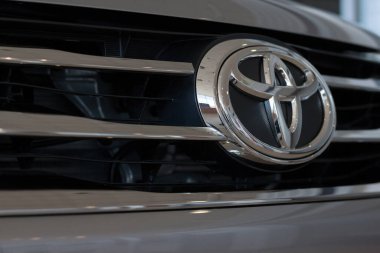 Rusya, İzhevsk - 21 Nisan 2018: Showroom Toyota. Showroom 'da Toyota arabasının logosu sergileniyor. Ünlü dünya markası.