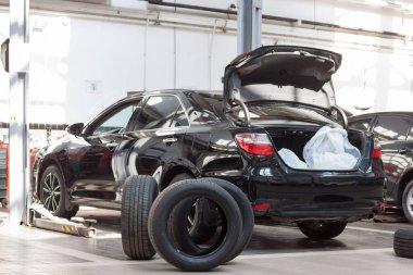 Rusya, İzhevsk - 21 Nisan 2018: Otomobil Atölyesi. Atölye vagonunda planlanmış değiştirme ve tekerlek hizalaması. Araç hidrolik asansörün yanında duruyor..