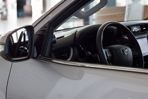 Россия, Ижевск - 21 апреля 2018 года: Showroom Toyota. Интерьер нового автомобиля Toyota Fortuner. Современный транспорт. Закрыть.