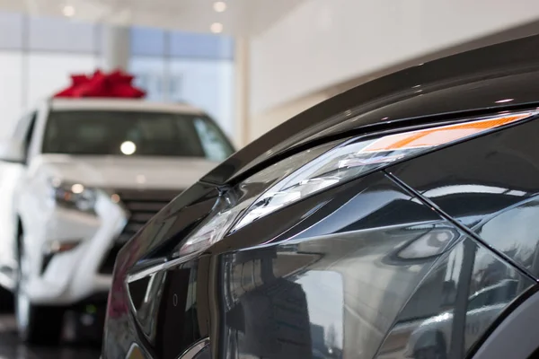 Rusya, İzhevsk - 21 Nisan 2018: Showroom Lexus. Satıcı galerisinde yeni arabalar. Ünlü dünya markası. Bokeh efektli temalı bulanık arkaplan.