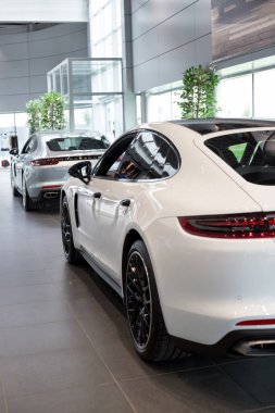 Rusya, İzhevsk - 4 Ağustos 2020: Porsche showroom. Satıcının galerisinde yeni modern arabalar. Ünlü dünya markası. Prestijli araçlar.