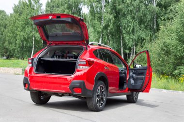 Rusya, İzhevsk - 13 Ağustos 2020: Yeni modern Subaru XV arabası açık araba bagajı ve açık kapı. Ünlü dünya markası. Prestijli araçlar.