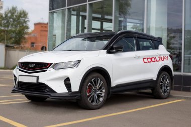 Rusya, İzhevsk - 14 Ağustos 2020 Geely Showroom. Yeni modern CoolRay krupiye galerisinin yanında duruyor. Çinli otomobil üreticisi..