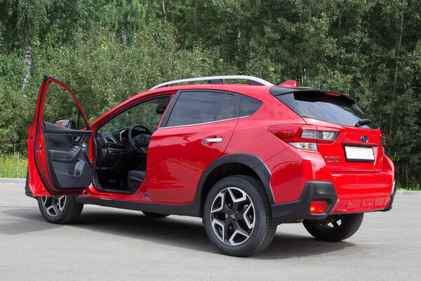 Россия, Ижевск - 13 августа 2020 года: Новый современный автомобиль Subaru XV с открытой дверью водителя. Вид сзади и вид сзади. Известный мировой бренд. Престижные автомобили.