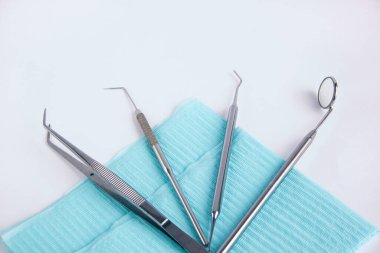 Dişçi için bir grup alet ve aksesuar. Beyaz arkaplanda izole.